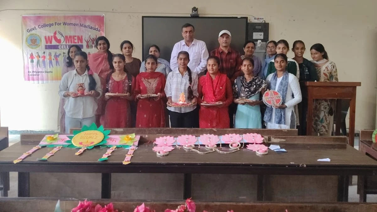 राजकीय महिला कॉलेज में सजी हस्तकला की महक: छात्राओं ने तोरण और दीप सज्जा से दिखाई प्रतिभा