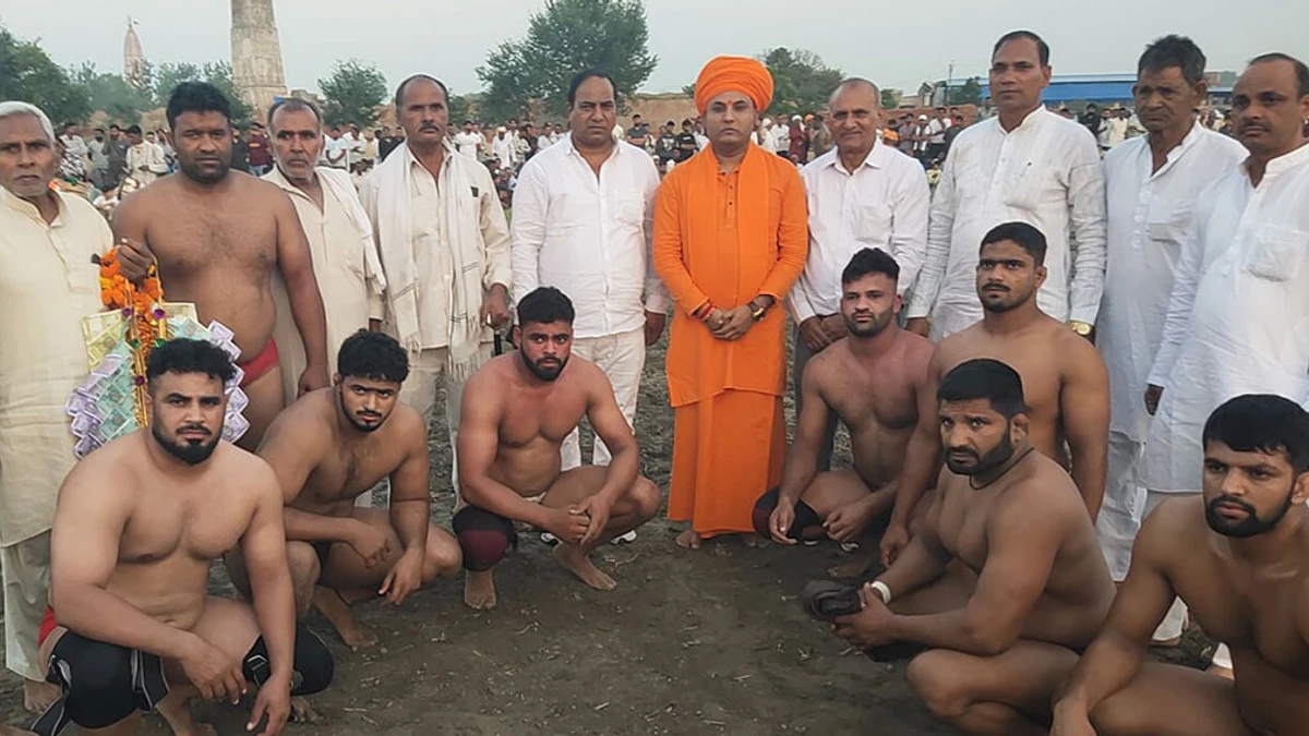 सनौली के अधमी गांव में सजे शाकंभरी देवी मेले में दंगल का रोमांच, मनदीप जलमाना ने जीती 11 हजार की कुश्ती